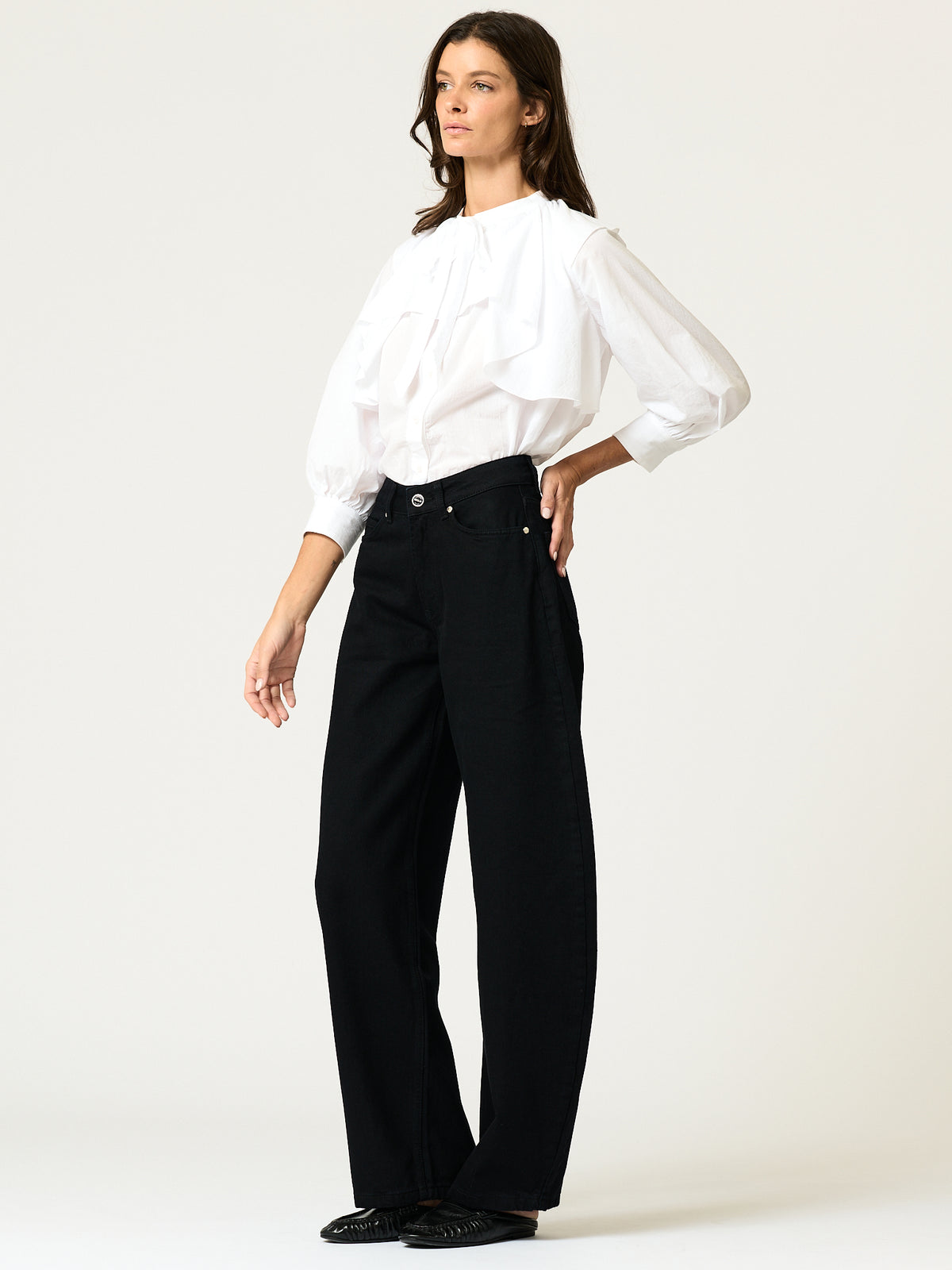 Jessie Barrel Jean — Black