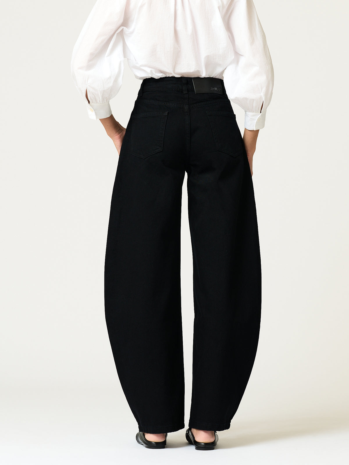 Jessie Barrel Jean — Black