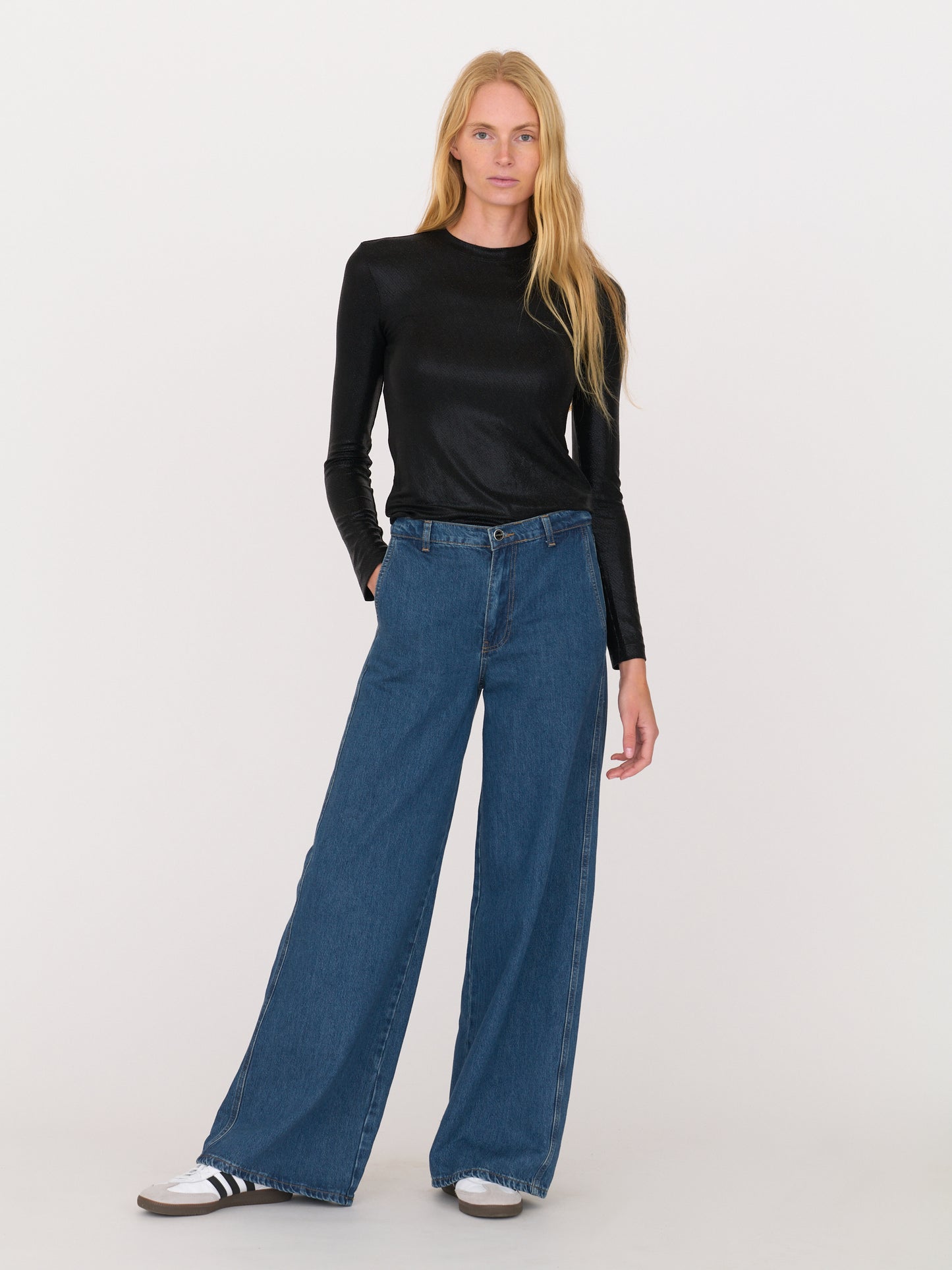 Flora Fitted Crew - Black